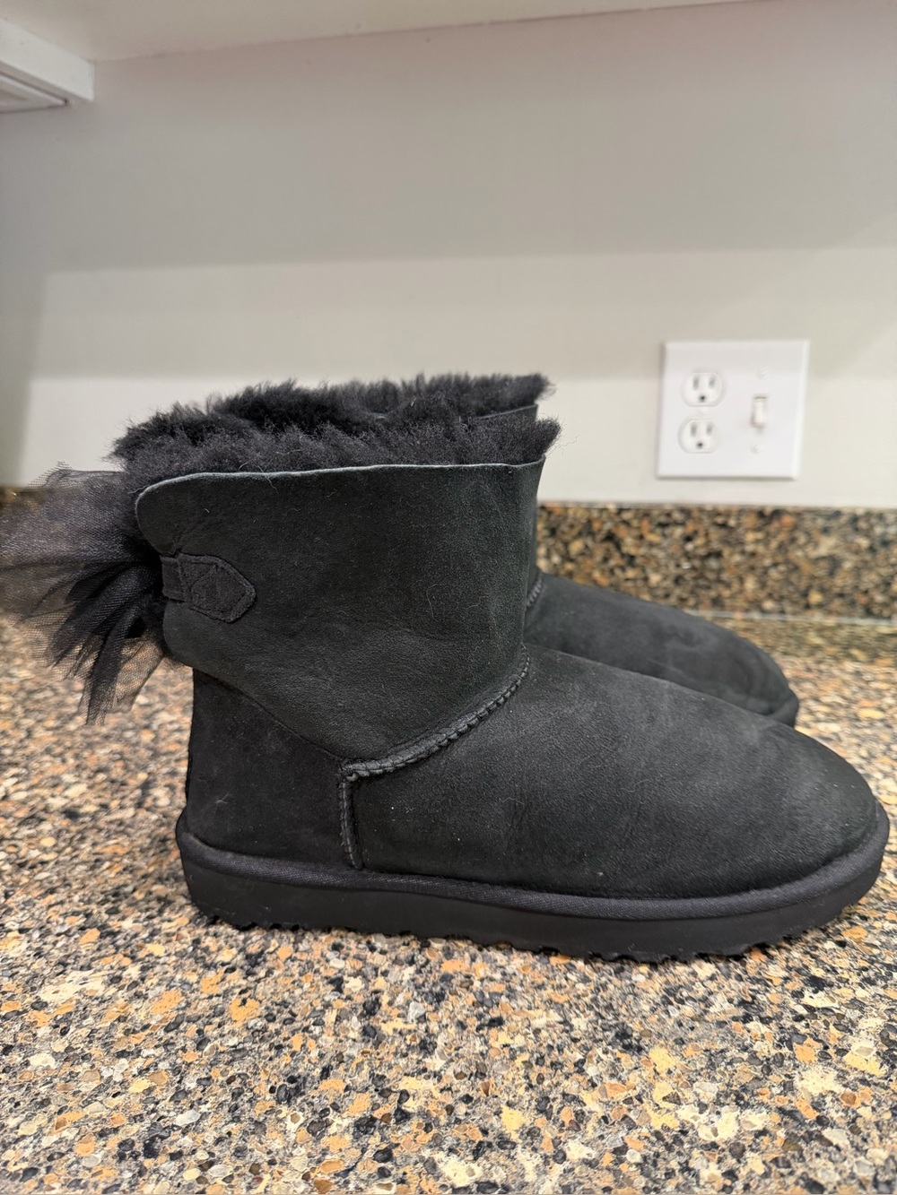 Ladies Bailey bow Uggs size 11
Black Suede Shearling Winter Boots
